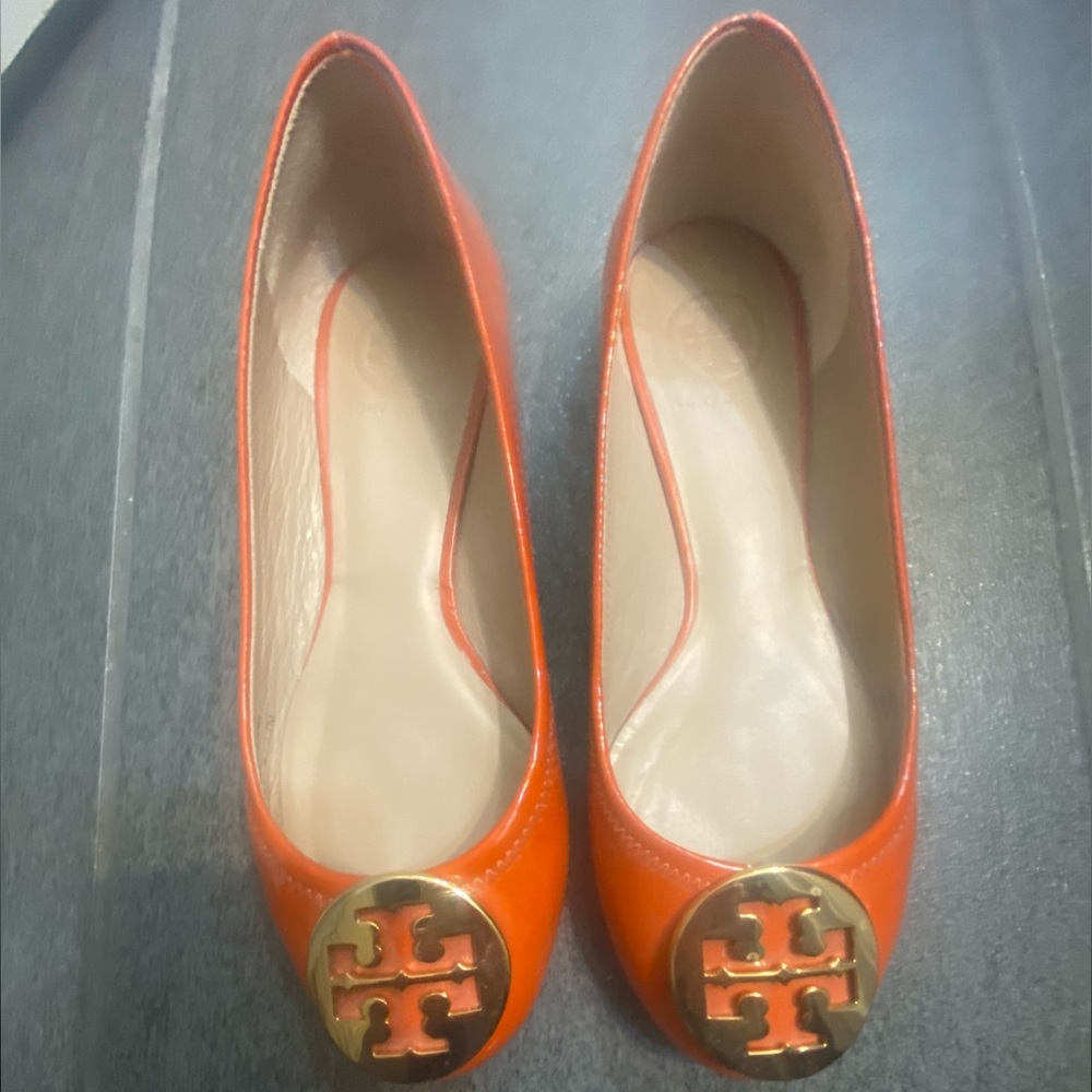 Tory Burch orange ballet flats
Good condition. Smoke free home.